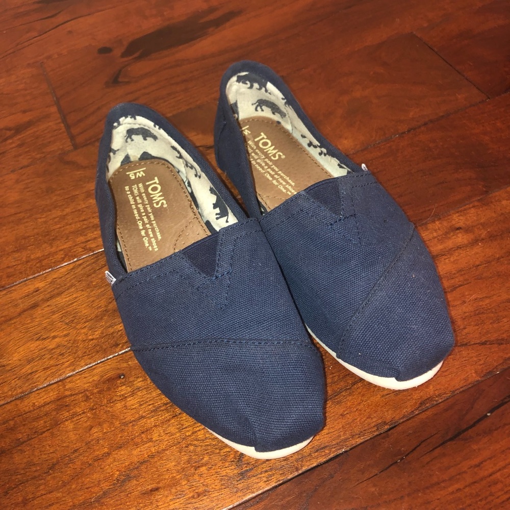 TOMS Navy Classic Canvas Flat (size 5)